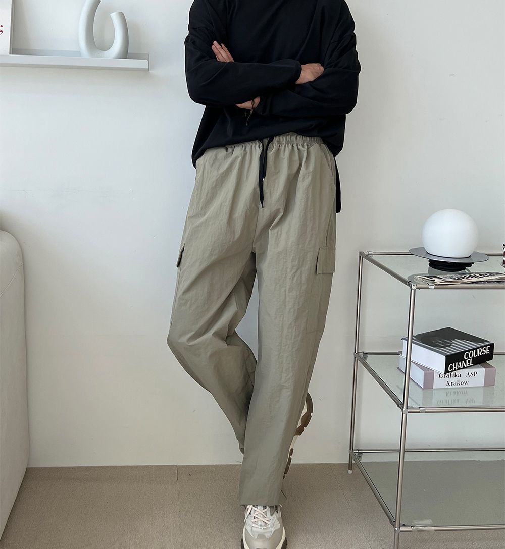 코븐 남자 나일론 카고 와이드 팬츠 SD-220974 남성바지 남자바지 와이드바지 남성와이드바지 남자와이드바지 패션와이드바지 밴딩와이드바지 와이드팬츠 통바지 남성통바지